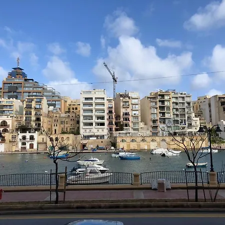 St Julians Bay Sea Front Apartment *